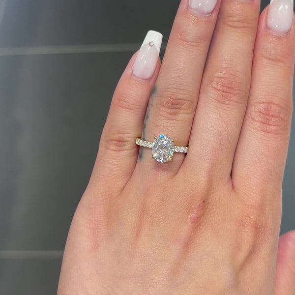 Round vs Oval Engagement Rings: Differences & Similarities | VRAI