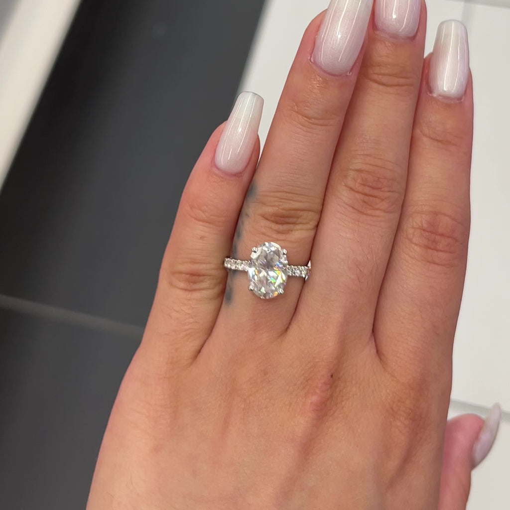 Oval Cut Diamonds & Engagement Rings Guide